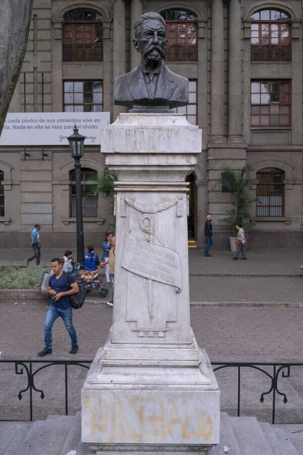 Escultura Marceliano Vélez en Medellín