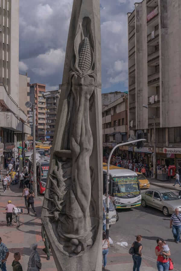 Escultura El Desafío De La Raza en Medellín