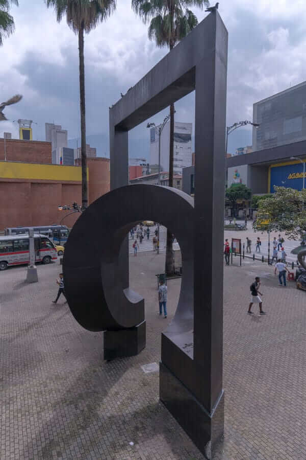 Escultura Puerta De San Antonio en Medellín