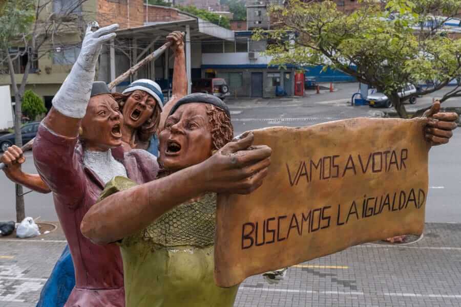 Escultura La Equidad en Medellín - Voto femenino