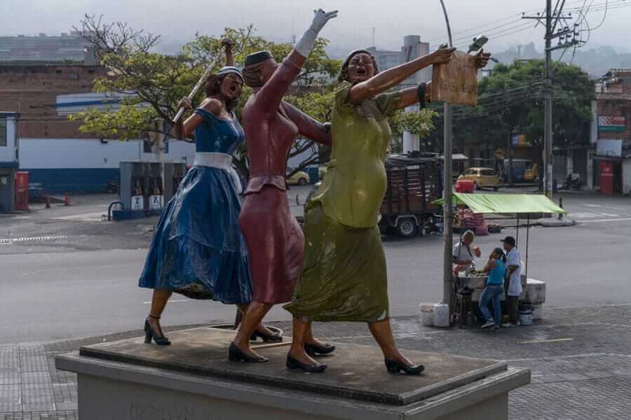 Escultura La Equidad en Medellín - Voto femenino